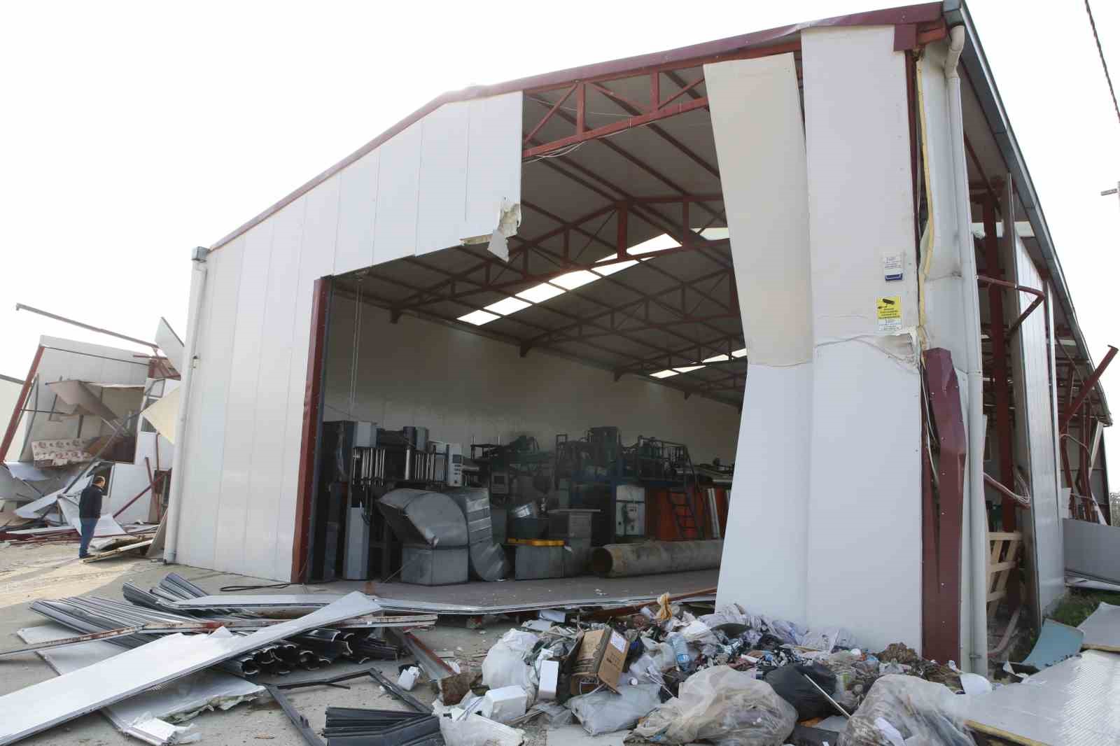 Nilüfer’de tarım alanındaki 900 metrekarelik kaçak yapı yıkıldı
