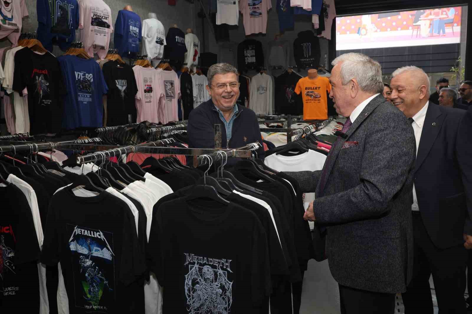 Nilüfer’in 8’inci giyim pazarı Balat’ta açıldı
Nilüfer’in 8’inci giyim pazarı Balat’ta açıldı