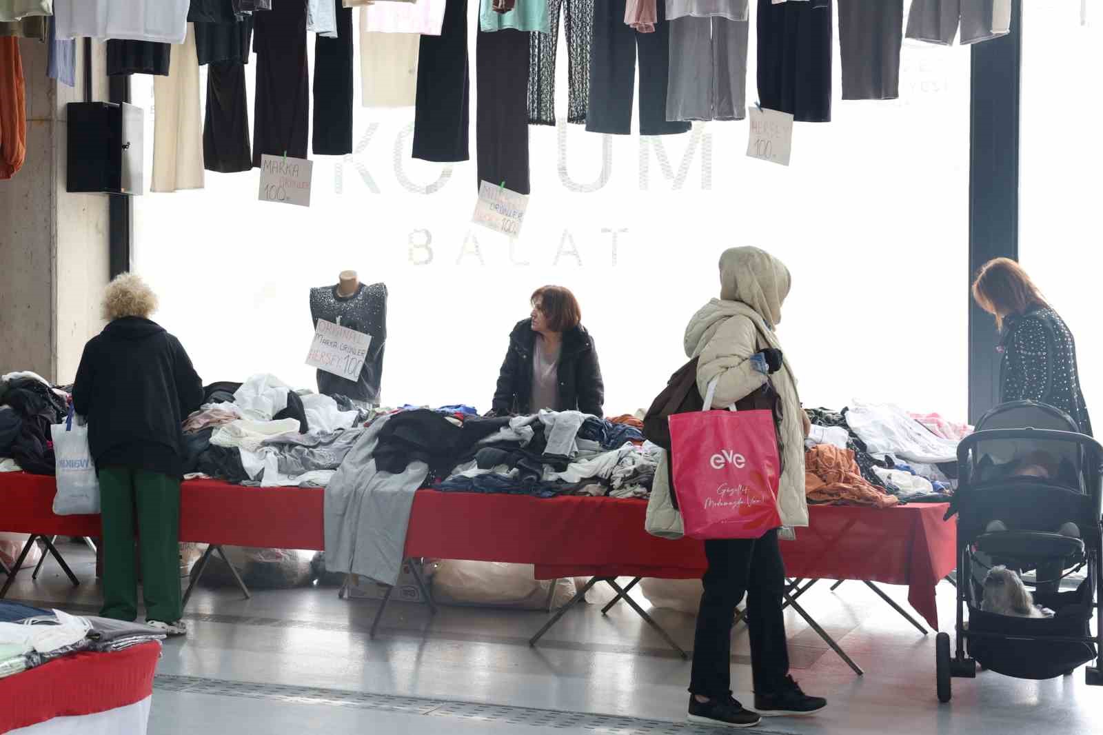 Nilüfer’in 8’inci giyim pazarı Balat’ta açıldı
Nilüfer’in 8’inci giyim pazarı Balat’ta açıldı