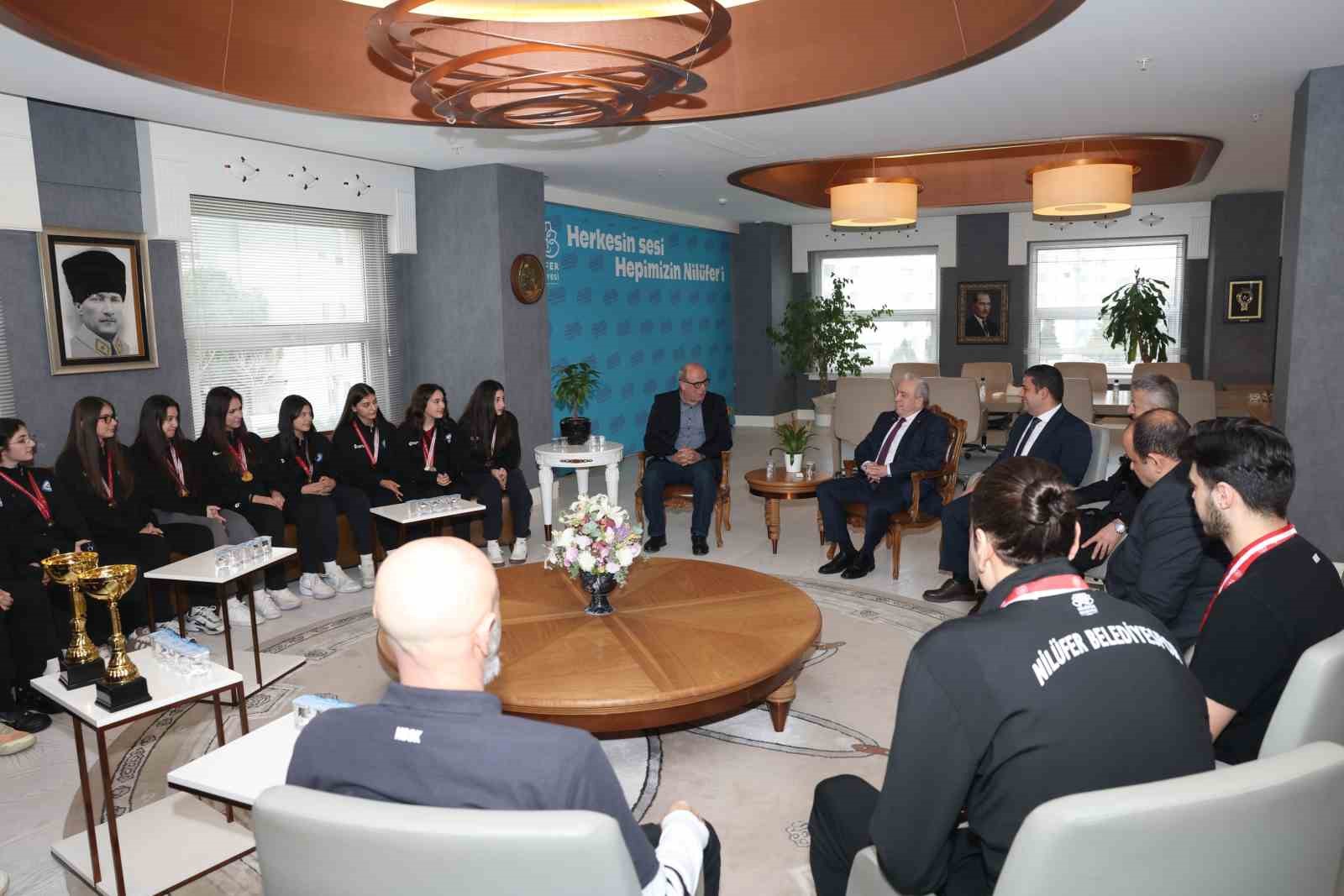 Nilüfer’in şampiyon kızları kupaları Başkan Şadi Özdemir’e getirdi
