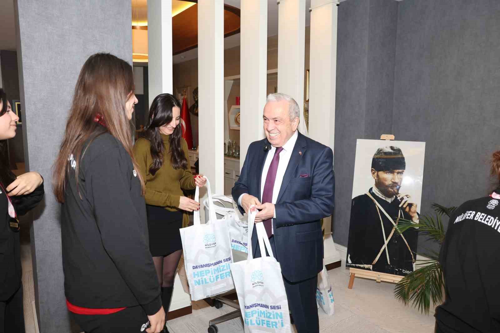Nilüfer’in şampiyon kızları kupaları Başkan Şadi Özdemir’e getirdi
