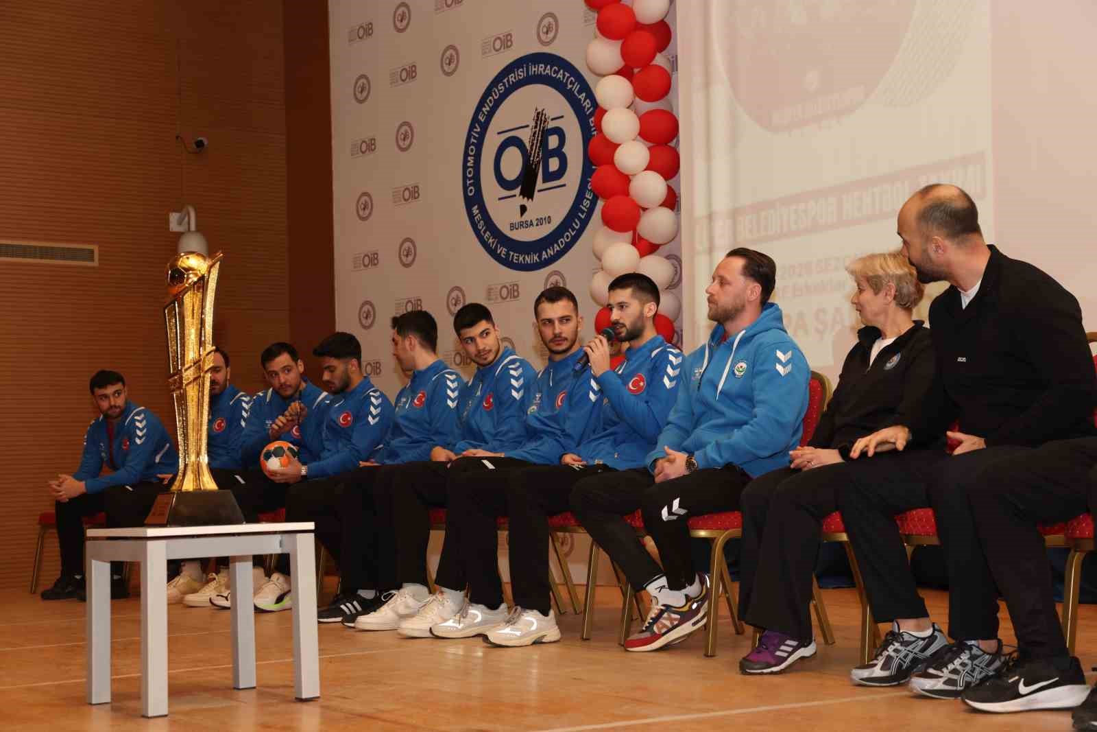 Nilüferli hentbolcular gençlerle buluştu
