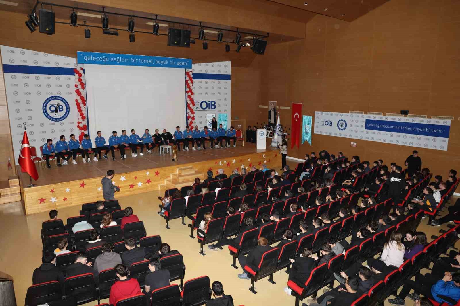 Nilüferli hentbolcular gençlerle buluştu
