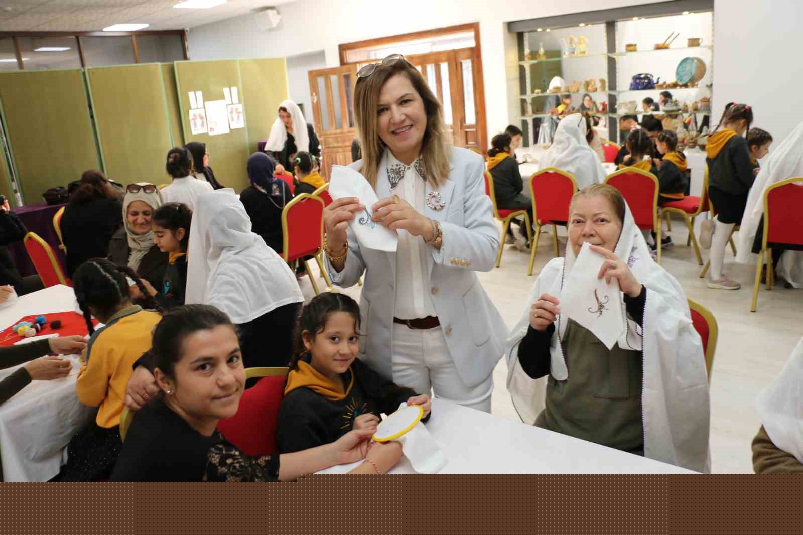 Nineler ve torunları mendil geleneğinde buluştu: Ellerini öptükleri ninelerinin sardığı mendillerden hediyelerini aldılar

