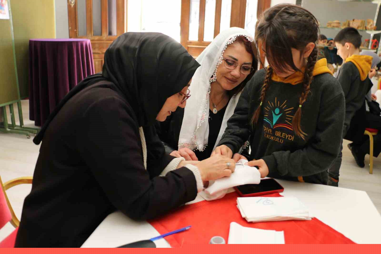 Nineler ve torunları mendil geleneğinde buluştu: Ellerini öptükleri ninelerinin sardığı mendillerden hediyelerini aldılar
