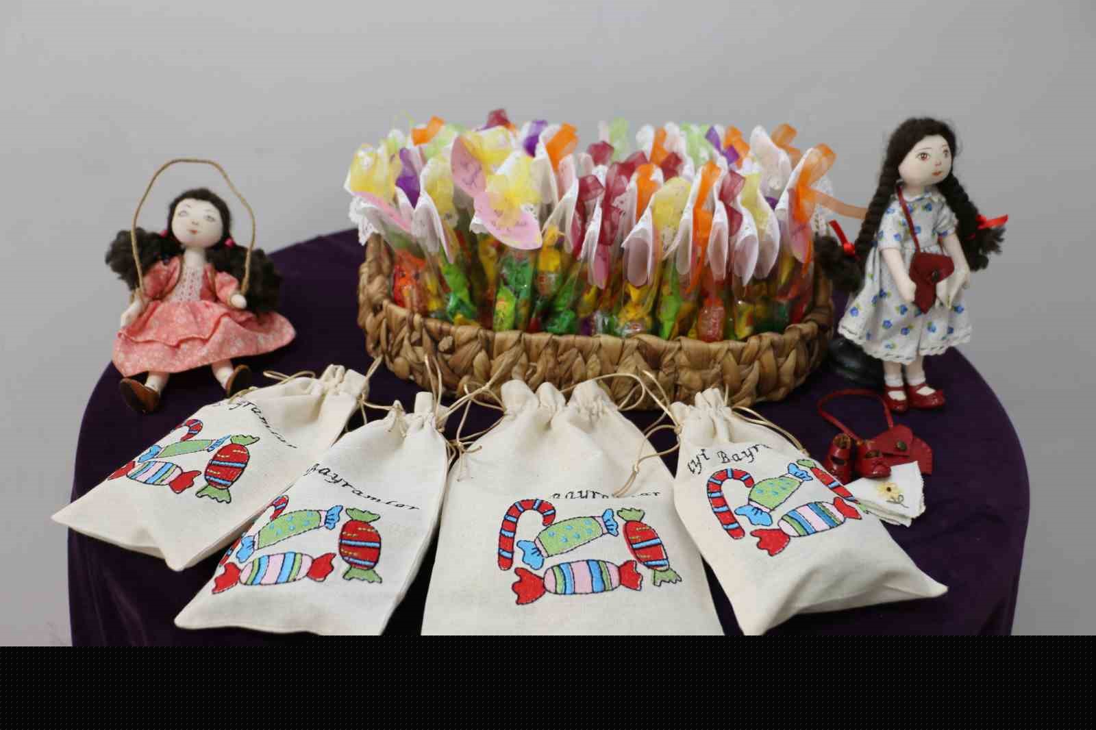 Nineler ve torunları mendil geleneğinde buluştu: Ellerini öptükleri ninelerinin sardığı mendillerden hediyelerini aldılar
