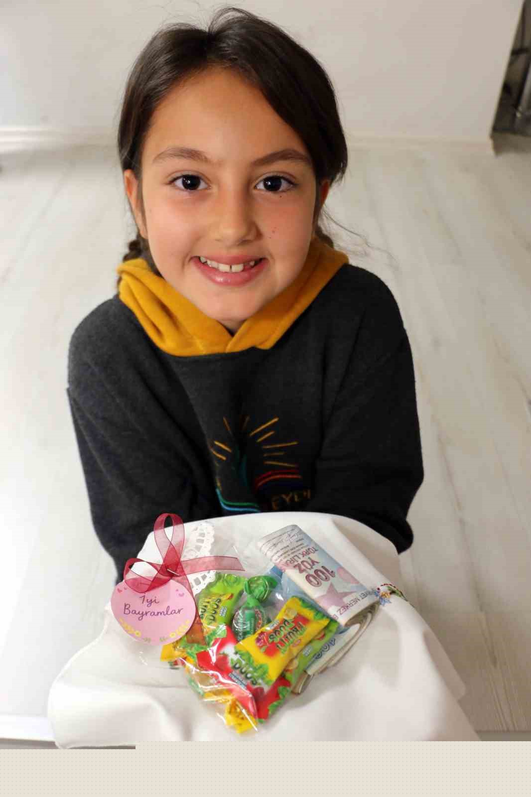 Nineler ve torunları mendil geleneğinde buluştu: Ellerini öptükleri ninelerinin sardığı mendillerden hediyelerini aldılar
