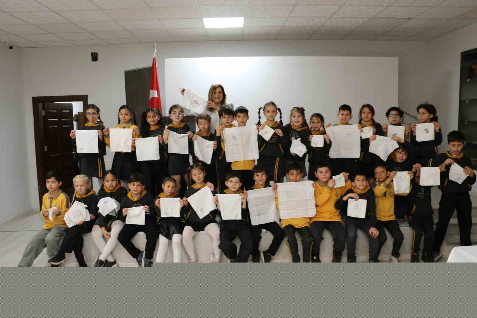 Nineler ve torunları mendil geleneğinde buluştu: Ellerini öptükleri ninelerinin sardığı mendillerden hediyelerini aldılar
