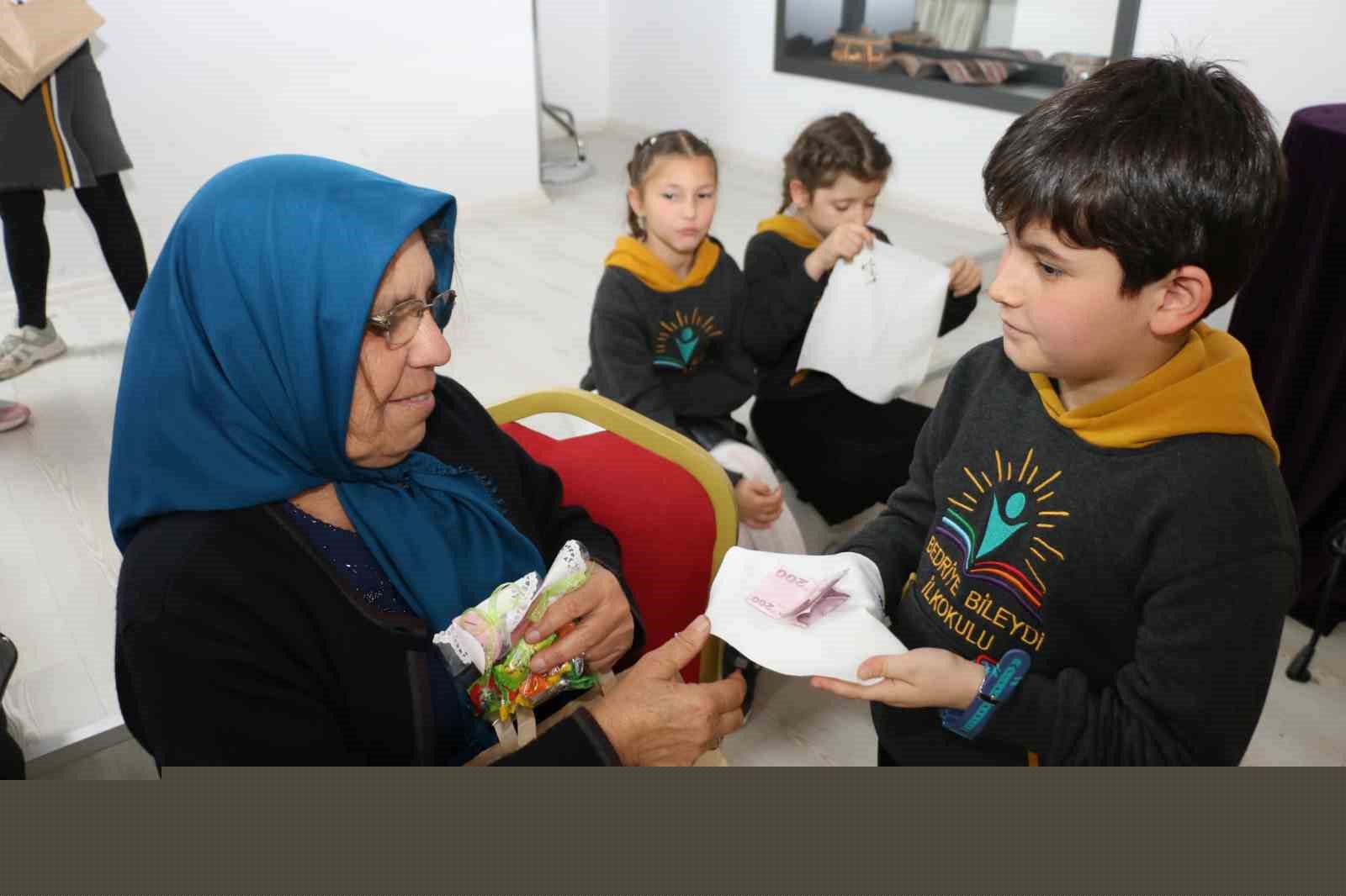 Nineler ve torunları mendil geleneğinde buluştu: Ellerini öptükleri ninelerinin sardığı mendillerden hediyelerini aldılar
