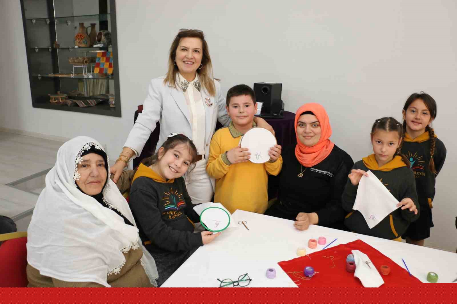 Nineler ve torunları mendil geleneğinde buluştu: Ellerini öptükleri ninelerinin sardığı mendillerden hediyelerini aldılar
