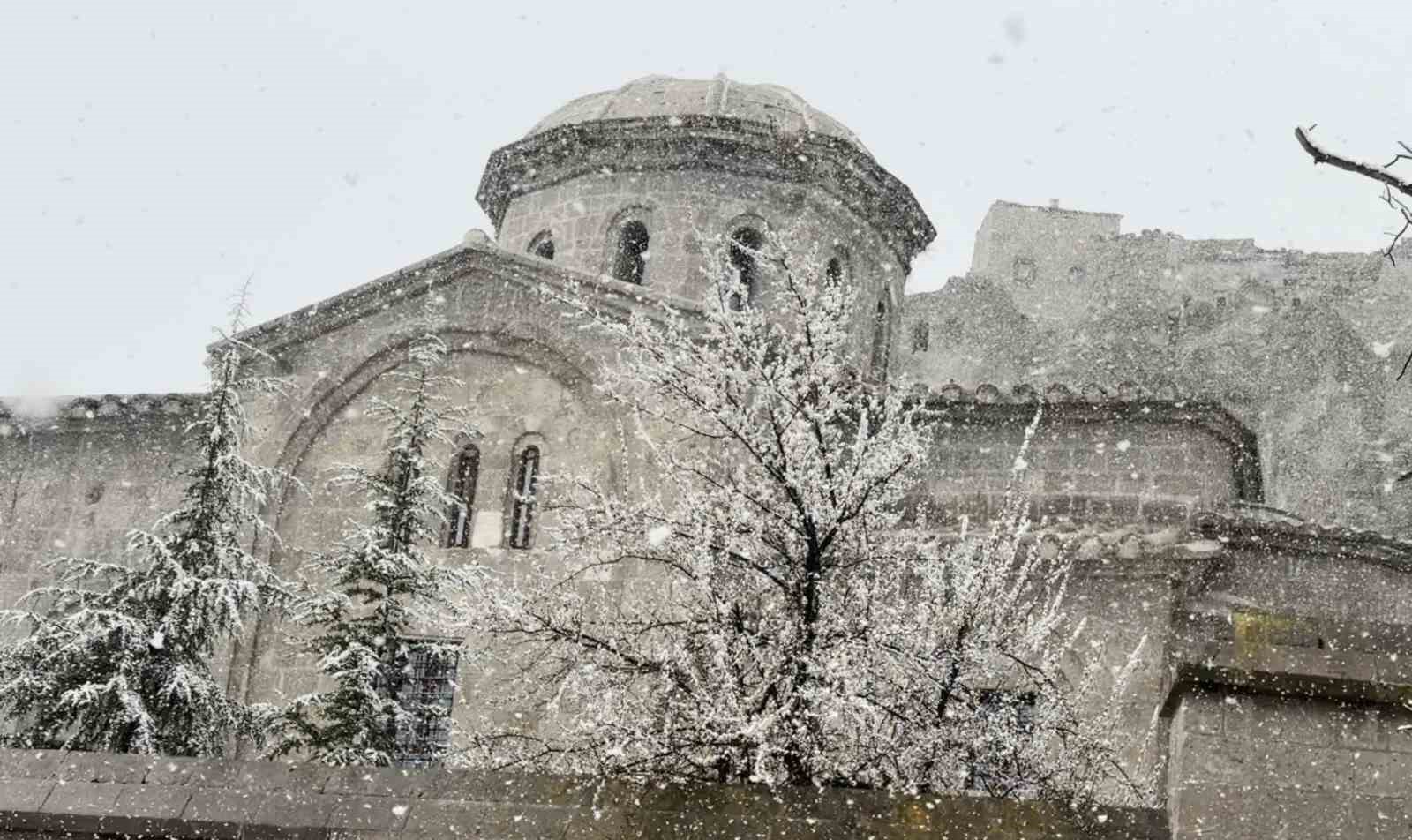 Nisan ayı ortasında Aksaray’da kar yağışı devam ediyor
