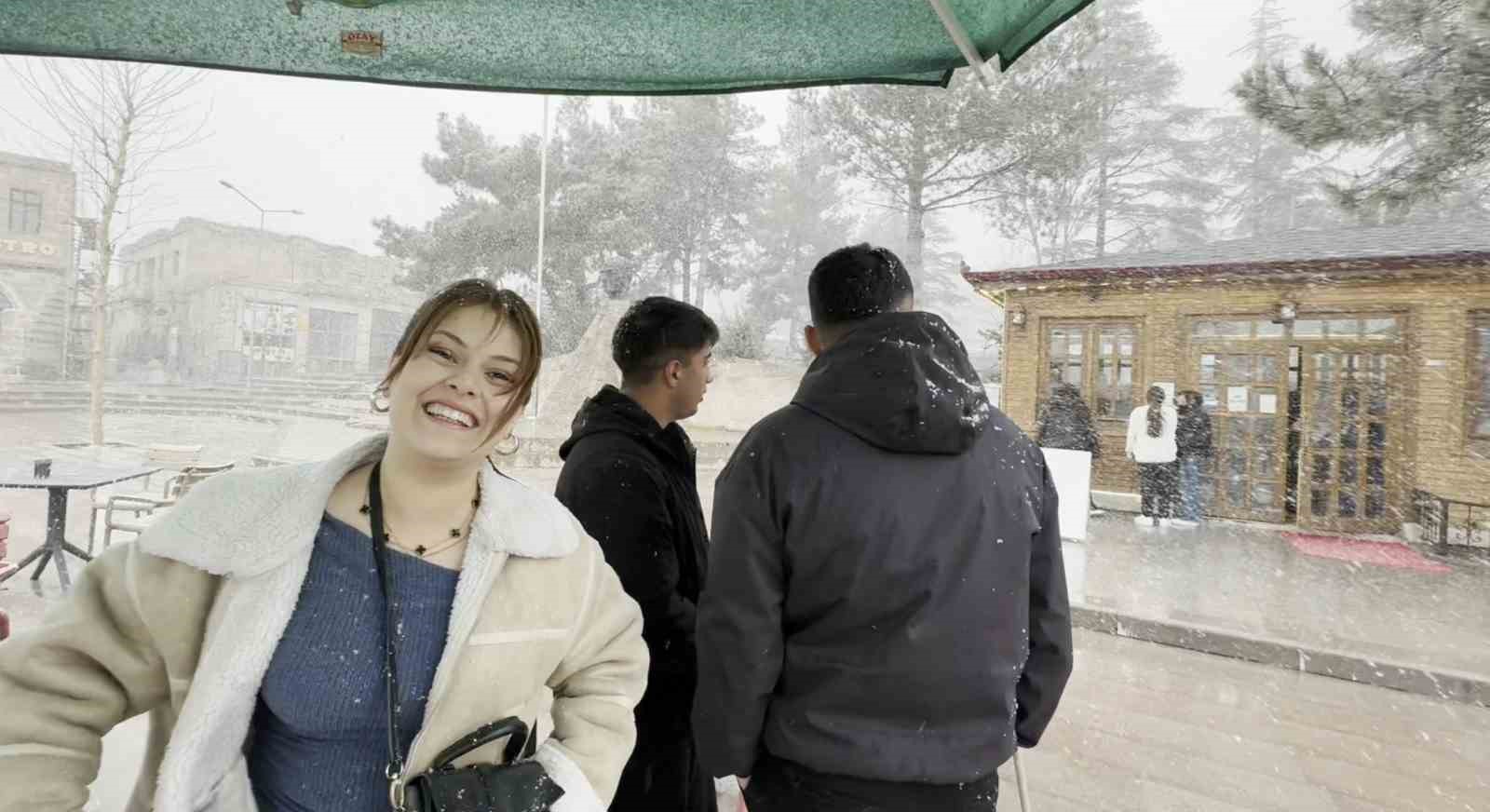 Nisan ayı ortasında Aksaray’da kar yağışı devam ediyor
