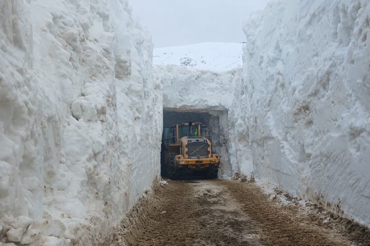 Nisan ayında 4 metrelik kar tünellerinde çalışma
