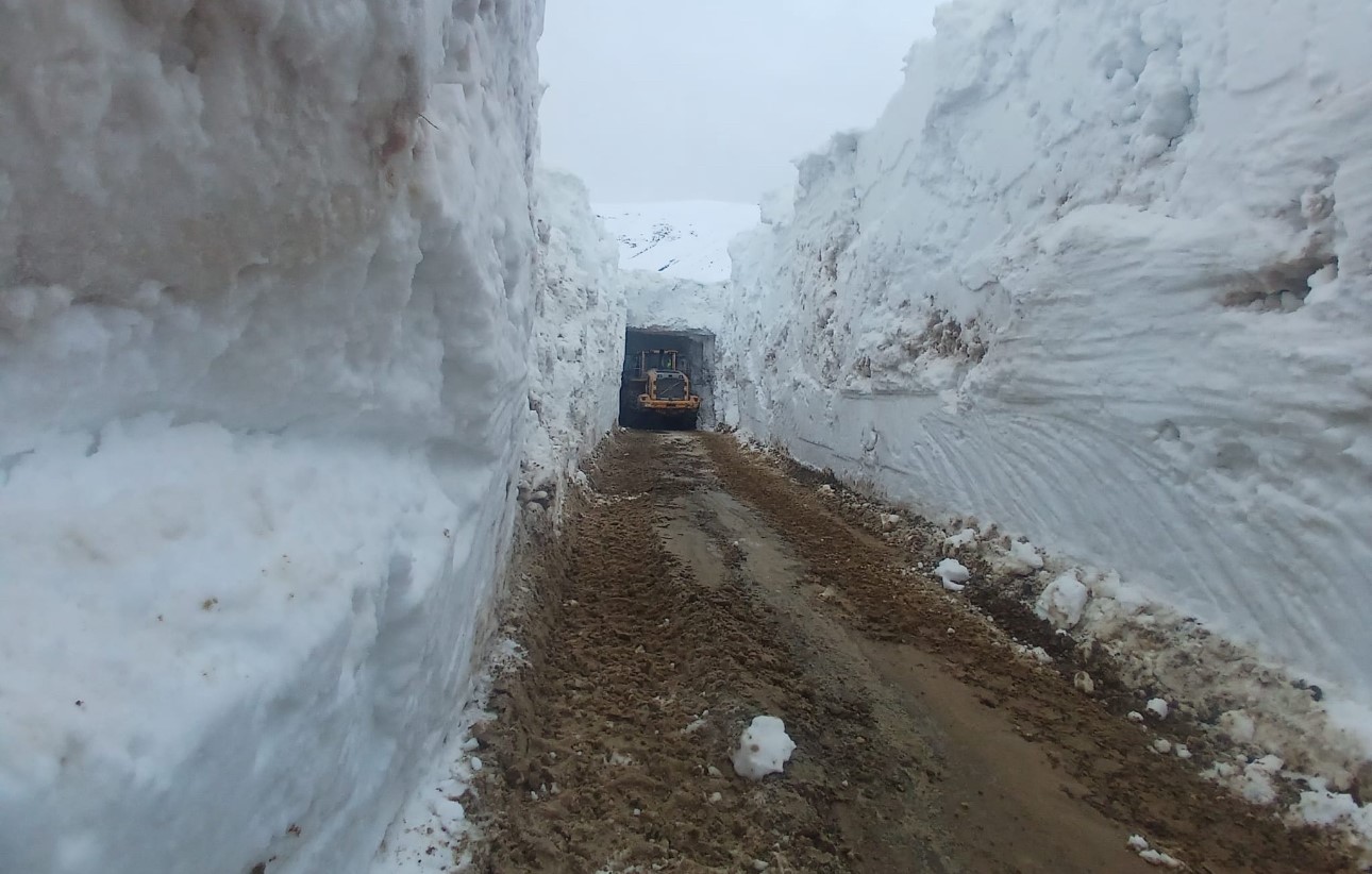 Nisan ayında 4 metrelik kar tünellerinde çalışma
