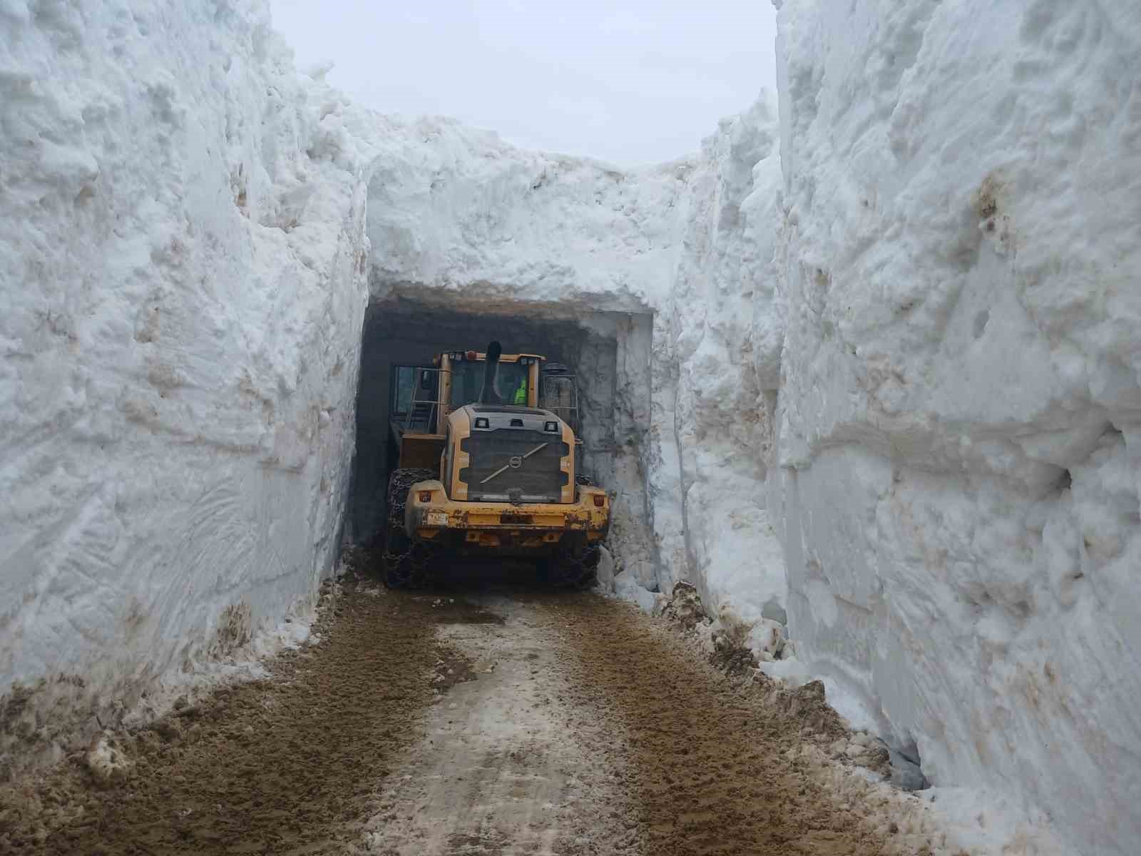 Nisan ayında 6 metreyi bulan karda yol açma çalışması

