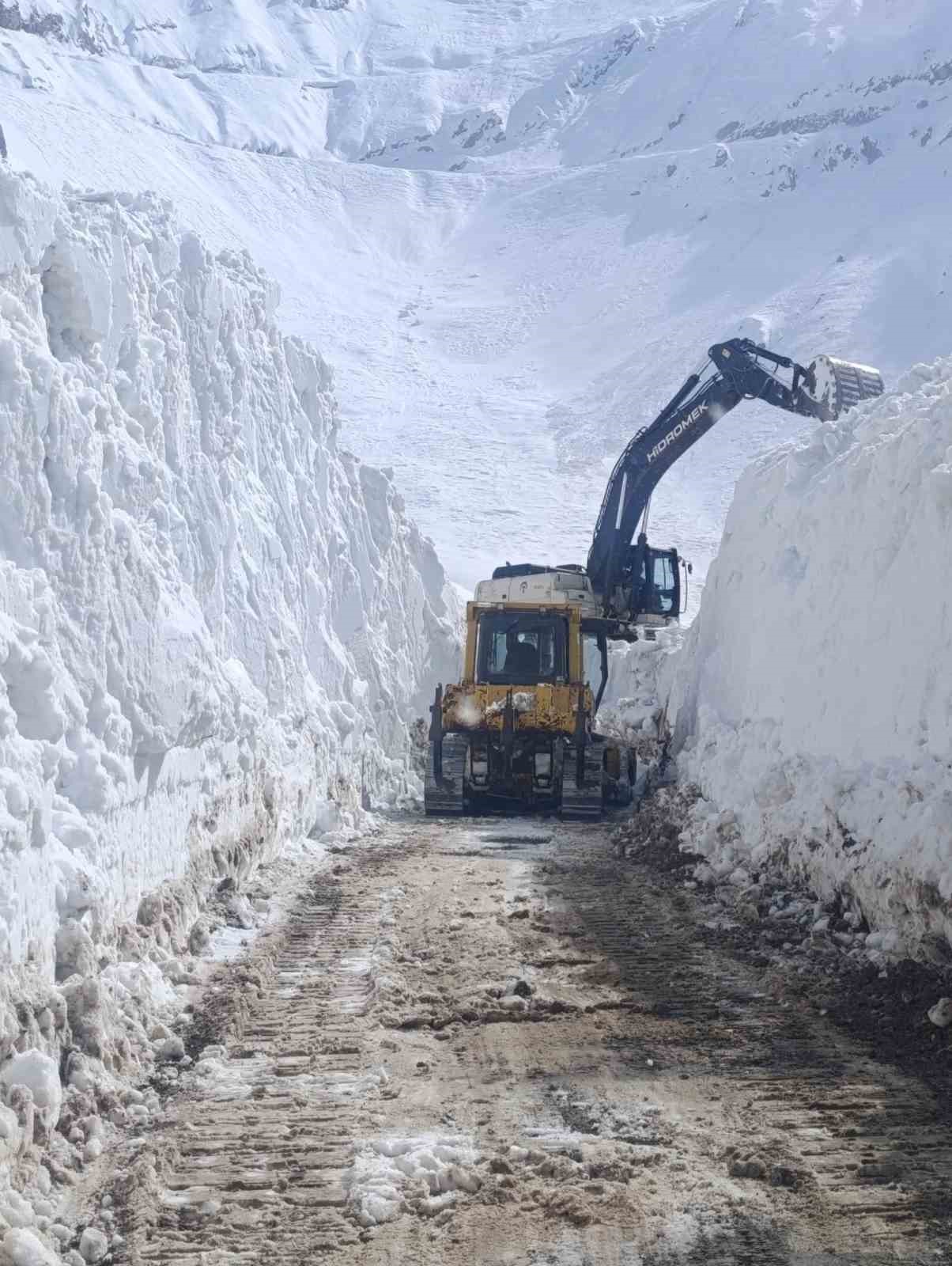 Nisan ayında 6 metreyi bulan karda yol açma çalışması
