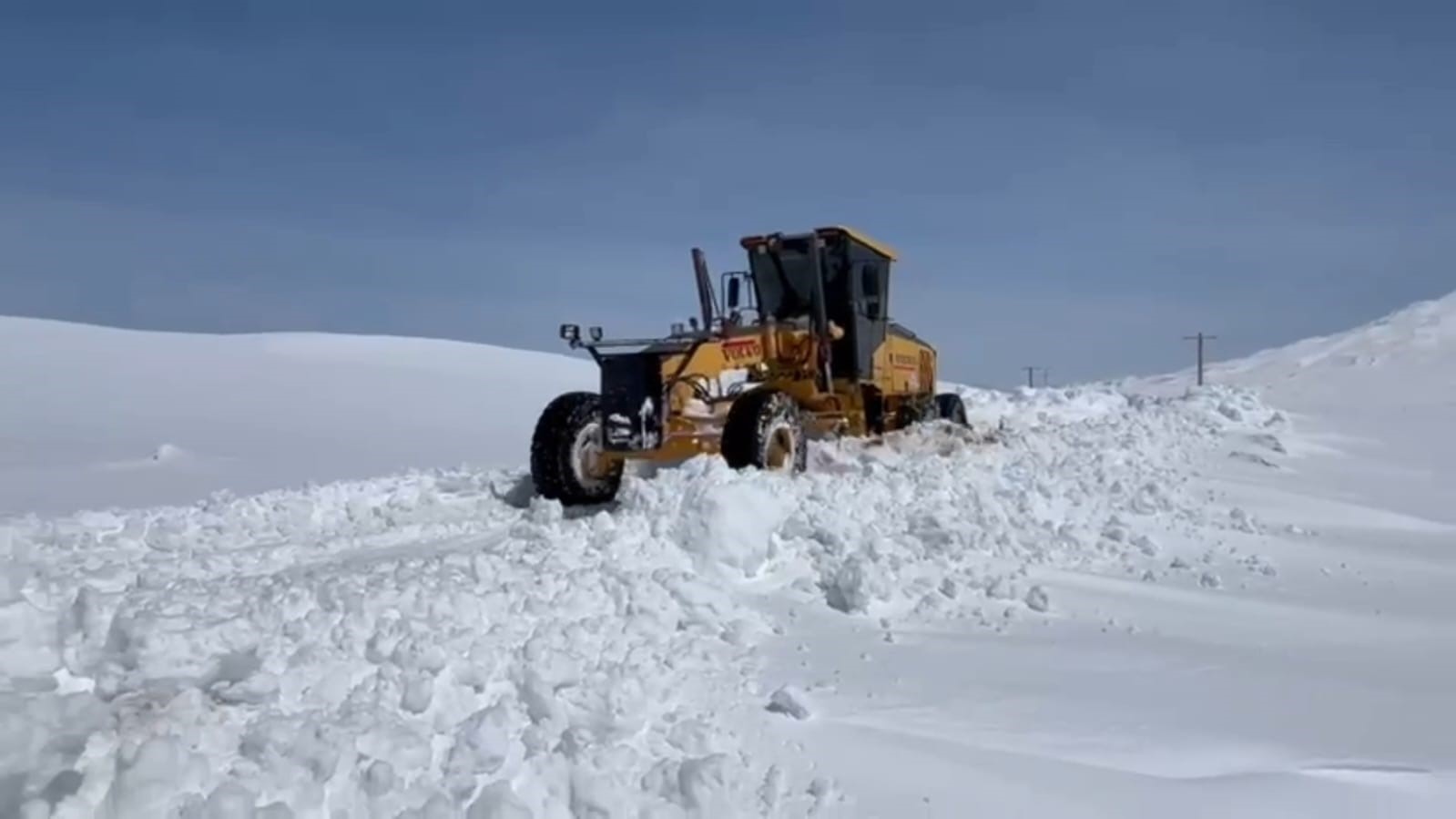 Nisan ayında kardan kapanan köy yolları açıldı
