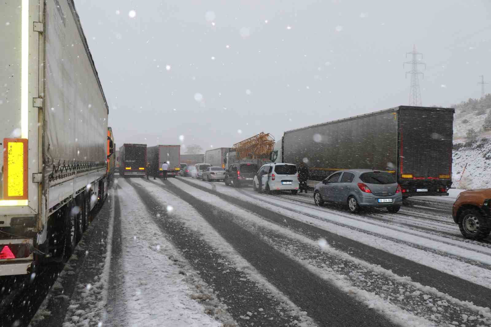 Nisan ayında kış geri geldi: Erzincan-Sivas kara yolu kar nedeniyle ulaşıma kapandı
