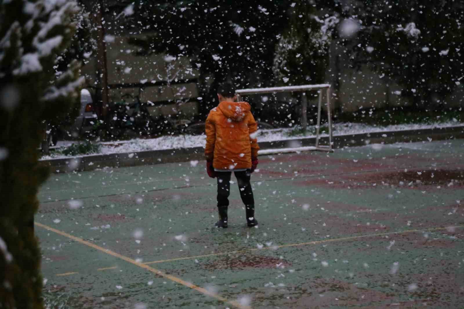 Nisan ayında lapa lapa kar yağışı: Kent merkezini beyaza bürüdü
