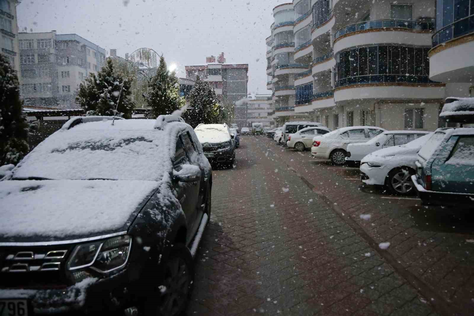 Nisan ayında lapa lapa kar yağışı: Kent merkezini beyaza bürüdü
