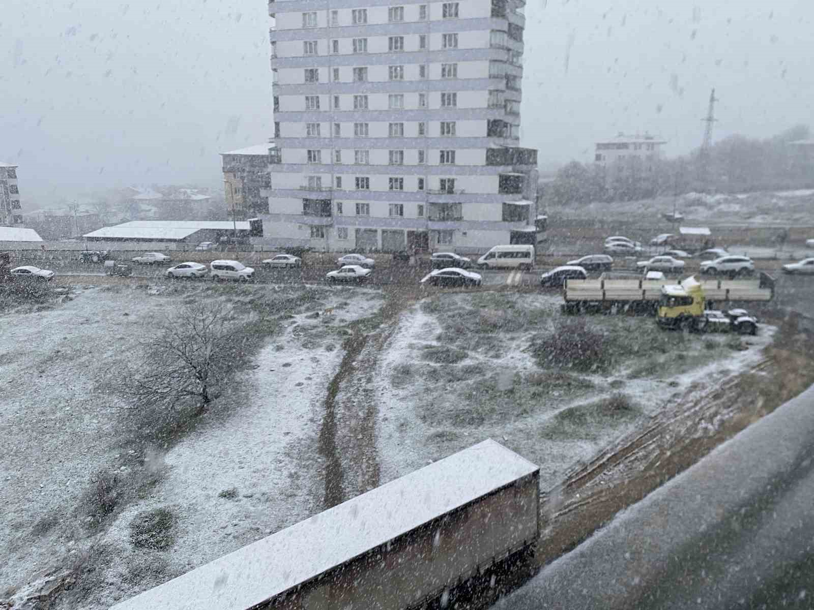 Nisan ayında lapa lapa kar yağışı: Kent merkezini beyaza bürüdü
