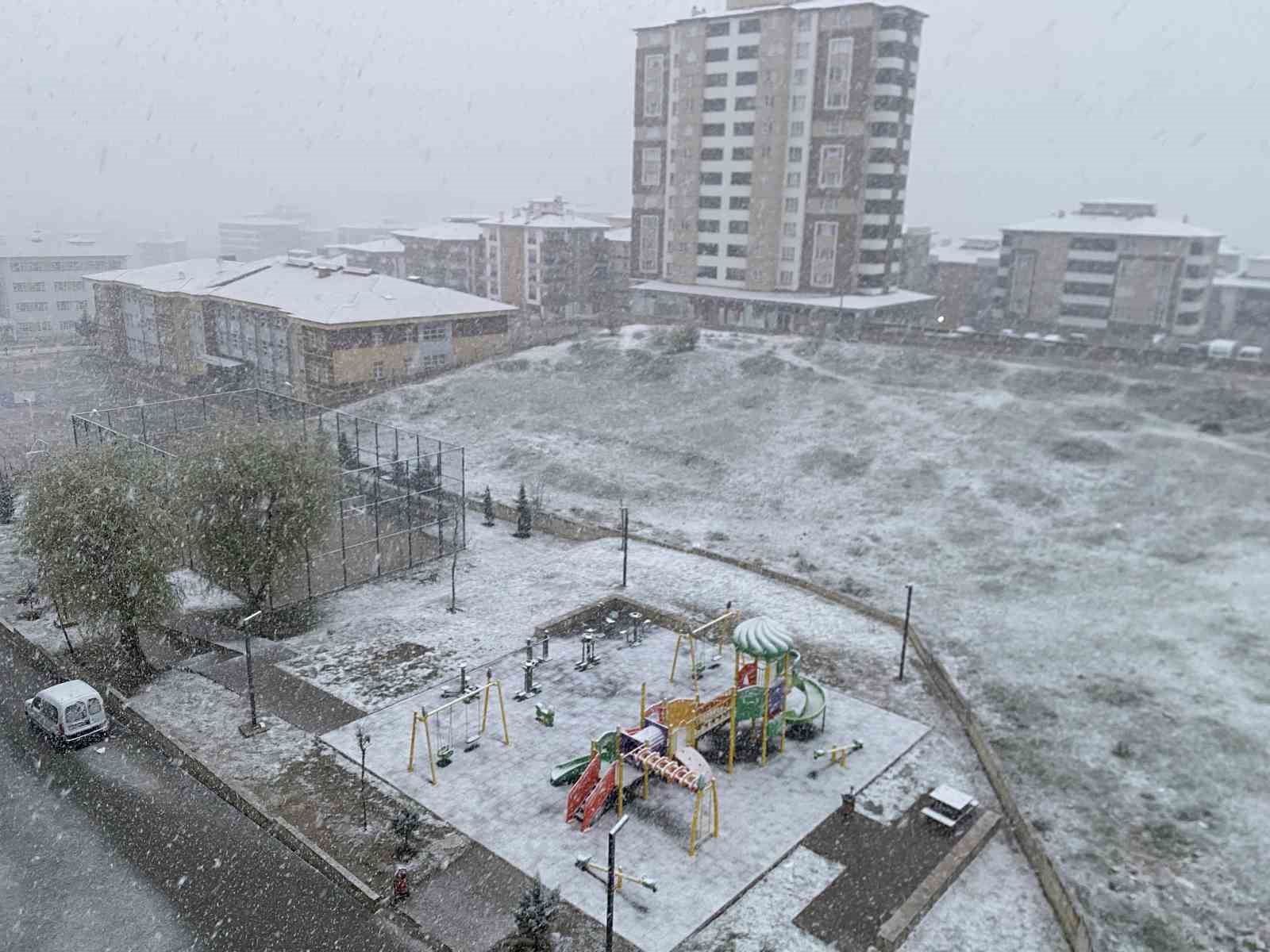 Nisan ayında lapa lapa kar yağışı: Kent merkezini beyaza bürüdü

