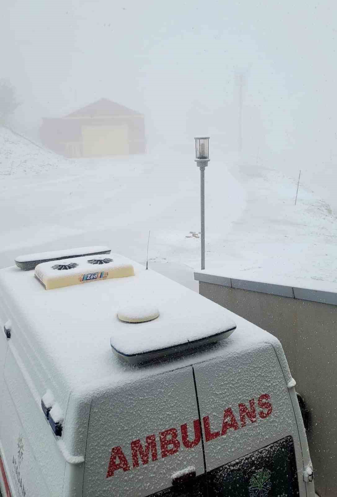 Nisan ortasında kış sürprizi: Akdağ yeniden beyaza büründü
