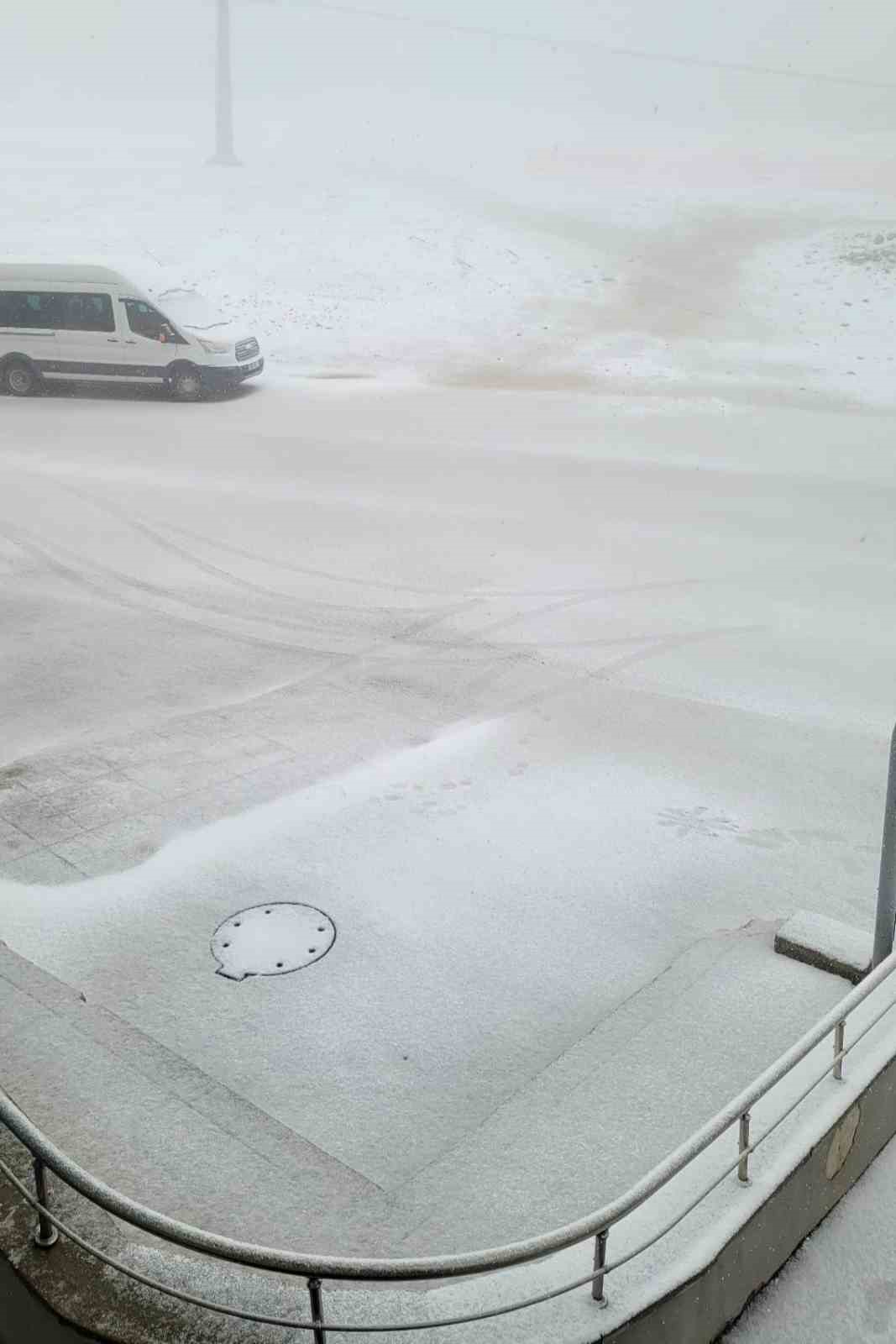 Nisan ortasında kış sürprizi: Akdağ yeniden beyaza büründü
