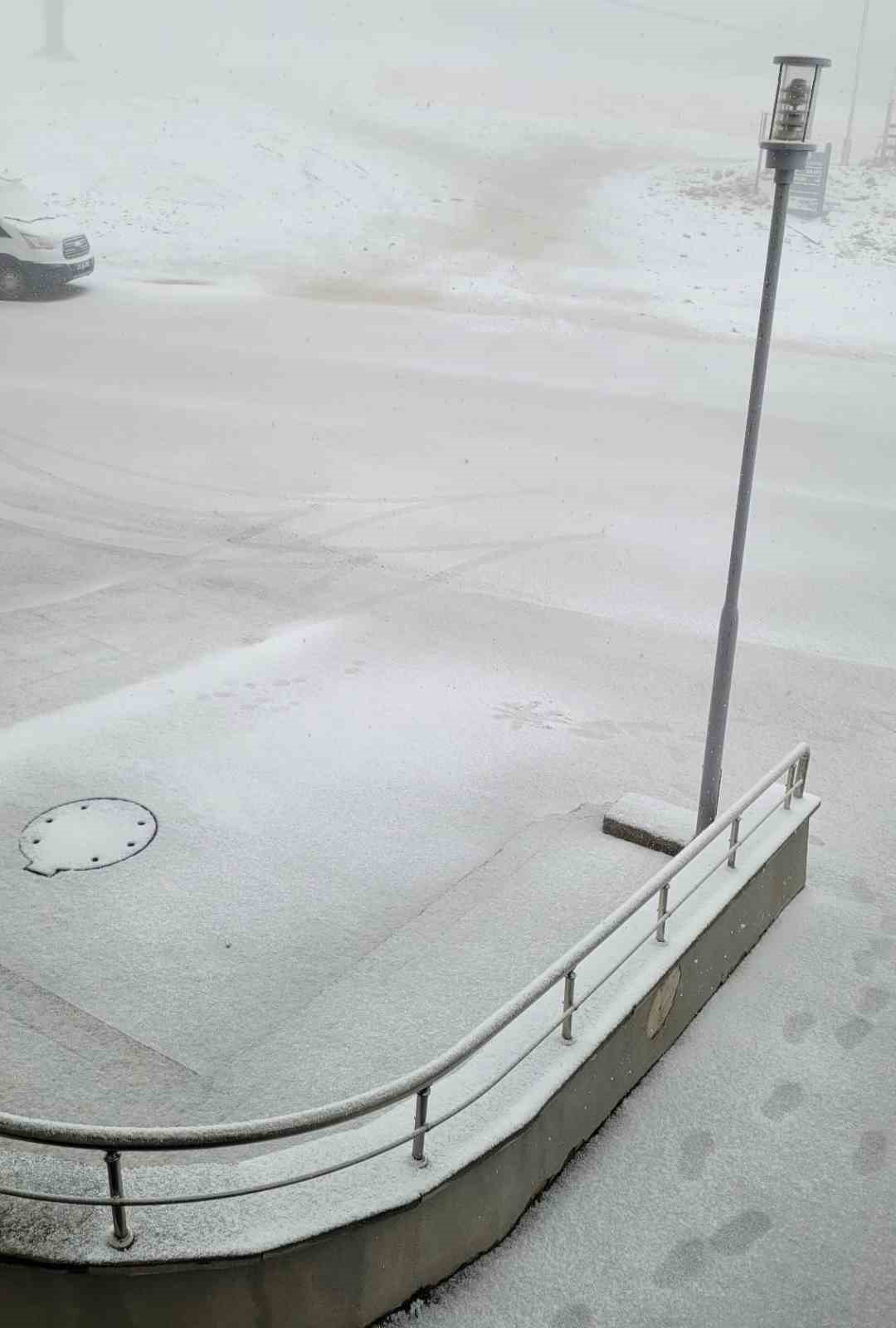 Nisan ortasında kış sürprizi: Akdağ yeniden beyaza büründü
