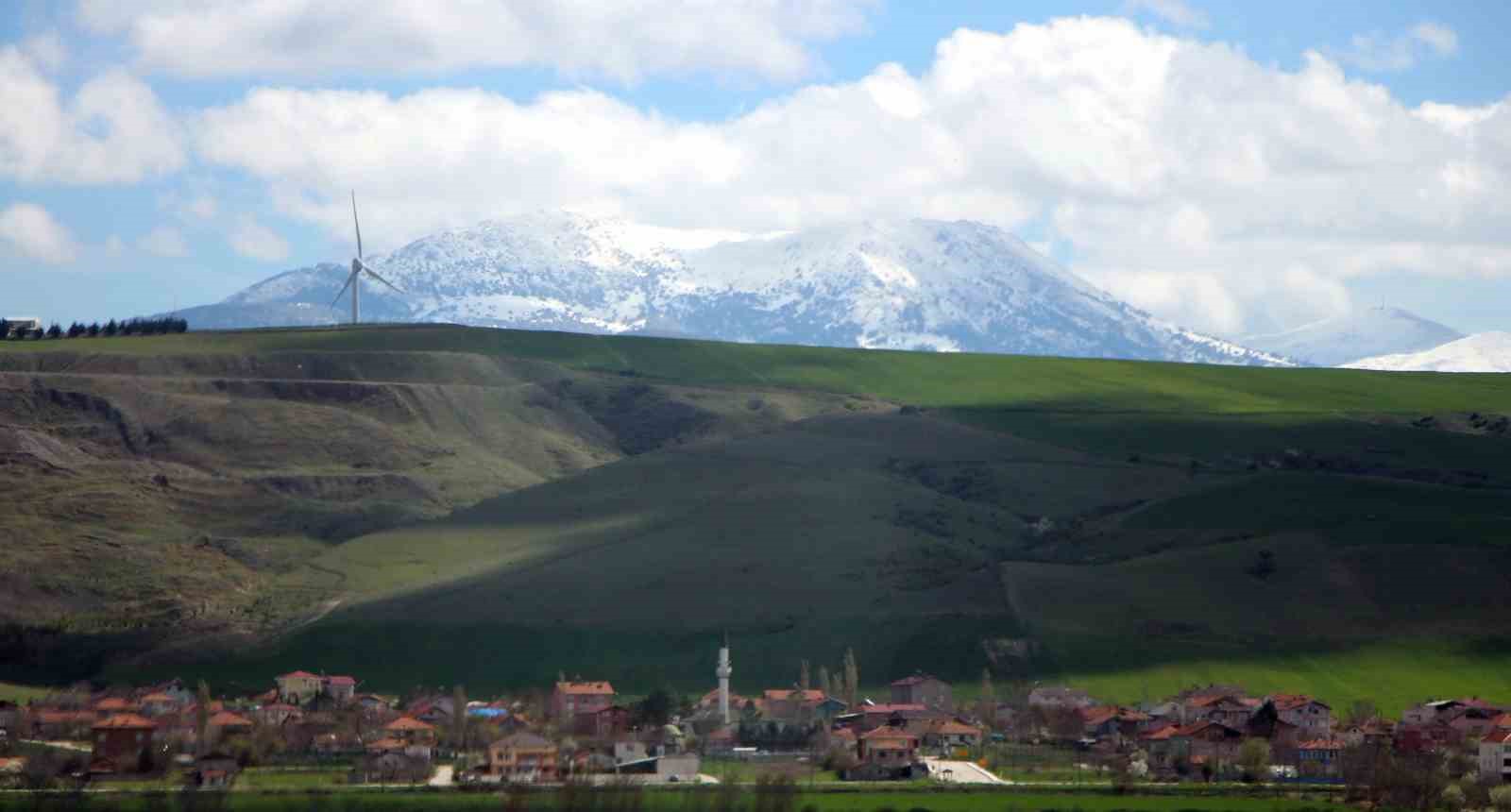 Nisan sürprizi: Amasya’nın zirveleri beyaza büründü

