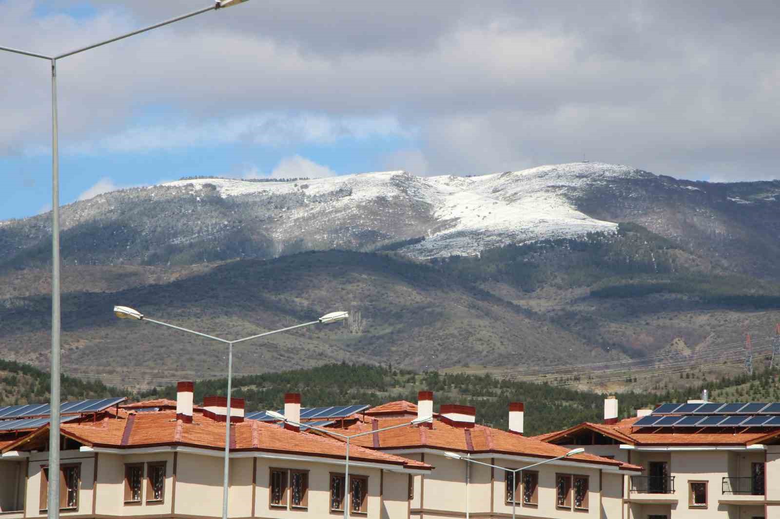 Nisan sürprizi: Amasya’nın zirveleri beyaza büründü
