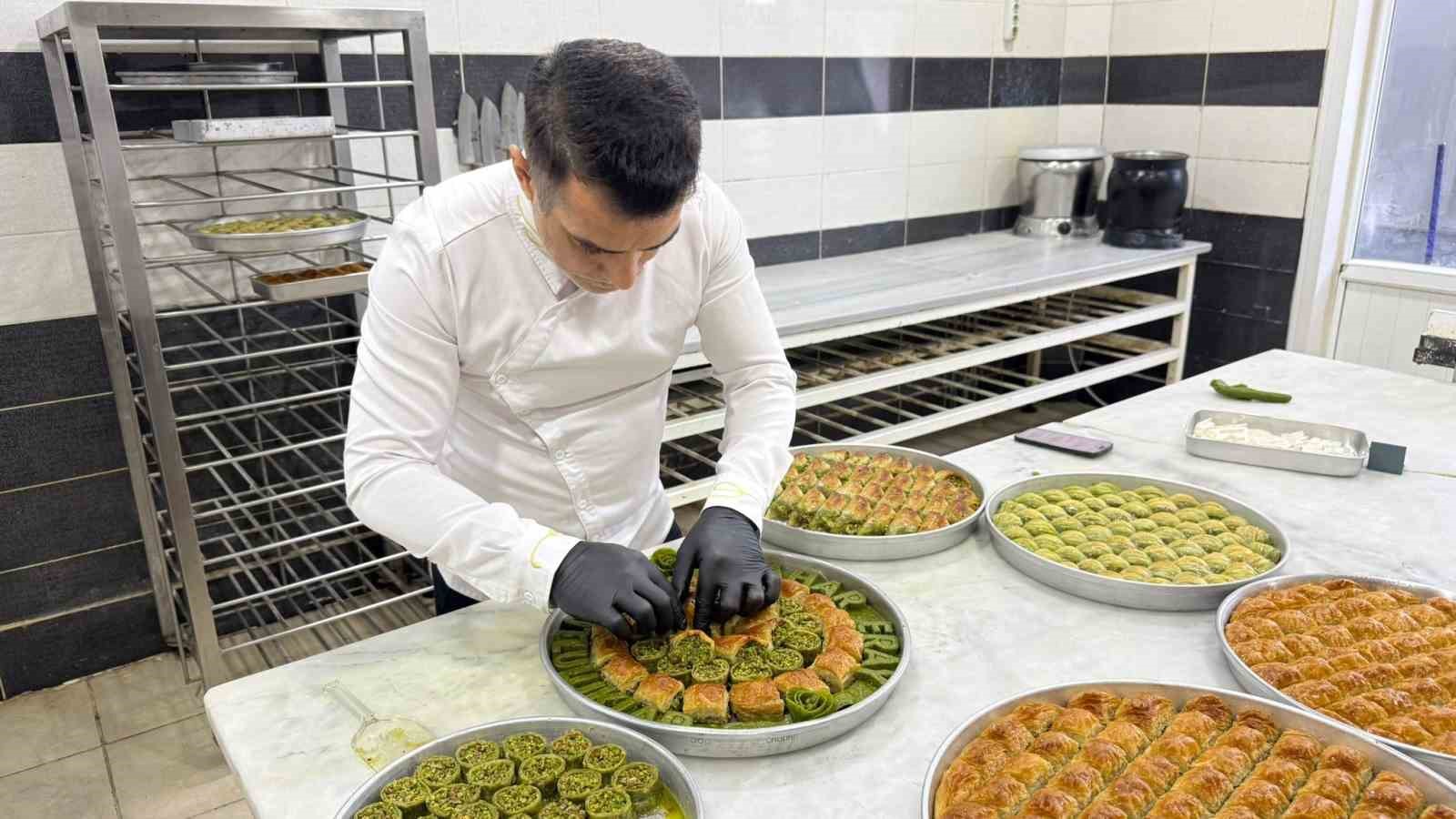 Nişan ve kız istemelerinde yeni trend: Baklava tepsisi
Nişan ve kız istemelerinde yeni trend: Baklava tepsisi