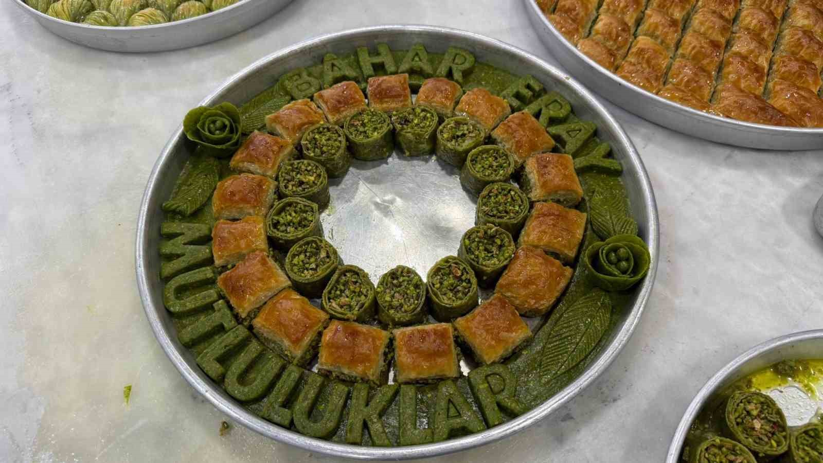 Nişan ve kız istemelerinde yeni trend: Baklava tepsisi
Nişan ve kız istemelerinde yeni trend: Baklava tepsisi