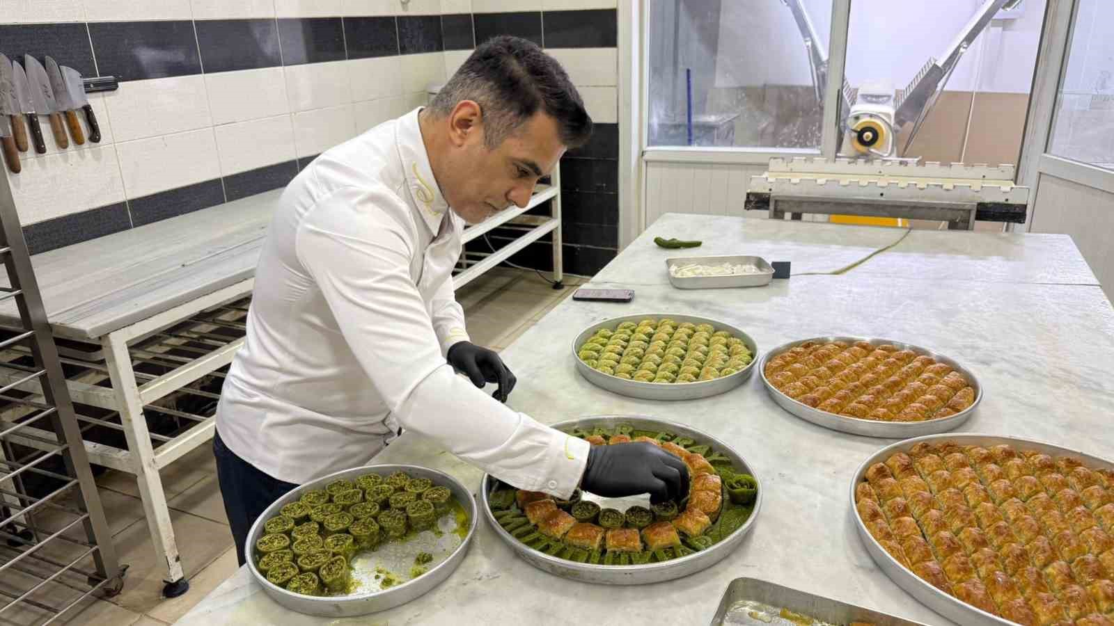 Nişan ve kız istemelerinde yeni trend: Baklava tepsisi
Nişan ve kız istemelerinde yeni trend: Baklava tepsisi