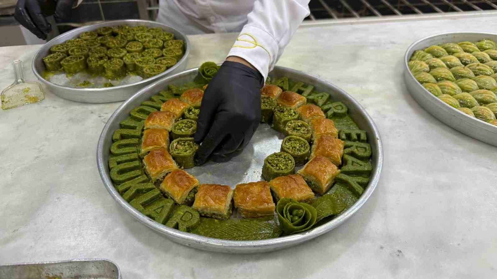 Nişan ve kız istemelerinde yeni trend: Baklava tepsisi
Nişan ve kız istemelerinde yeni trend: Baklava tepsisi