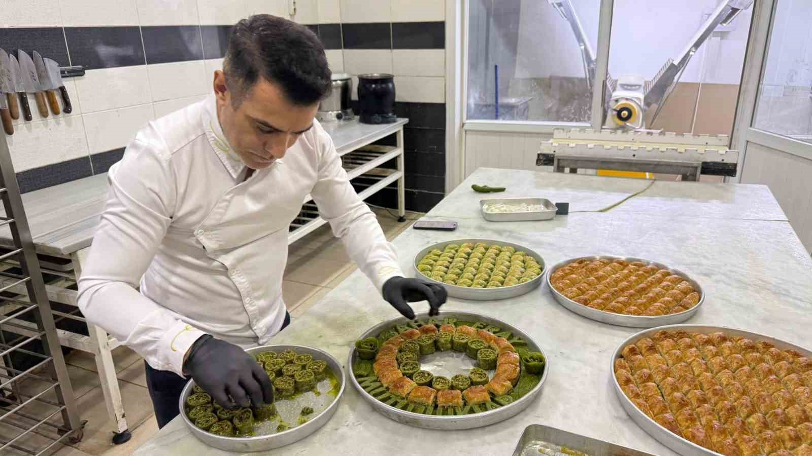 Nişan ve kız istemelerinde yeni trend: Baklava tepsisi
Nişan ve kız istemelerinde yeni trend: Baklava tepsisi