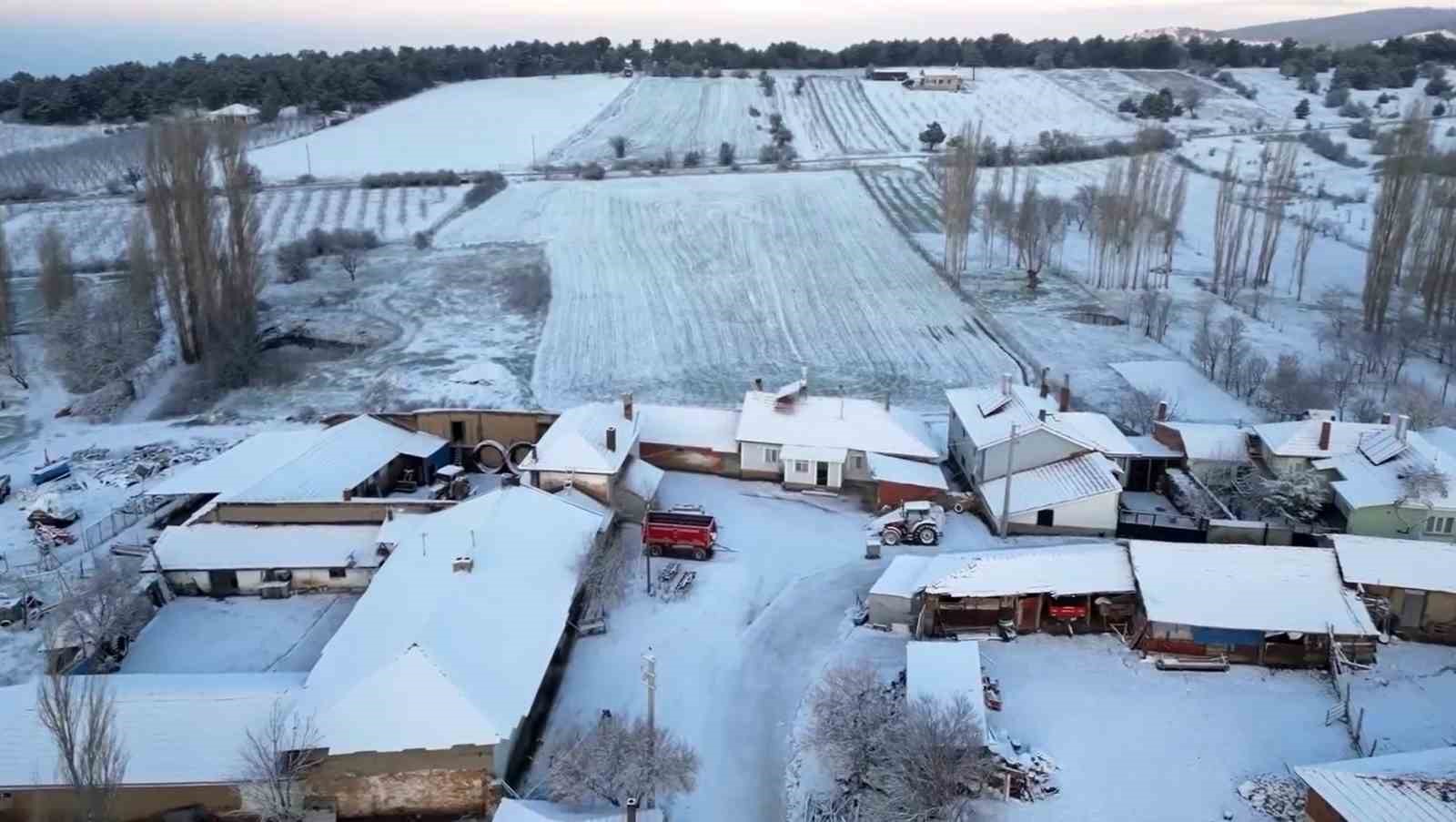 Nisan yağan kar mahalleyi beyaz örtü ile kapladı
