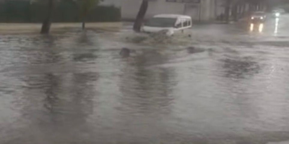 Nizip’te sağanak sonrası yollar göle döndü, kırsal mahallelerde sel meydana geldi
