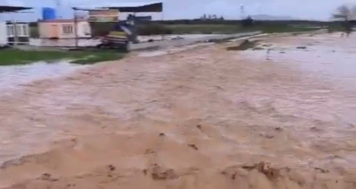 Nizip’te sağanak sonrası yollar göle döndü, kırsal mahallelerde sel meydana geldi
