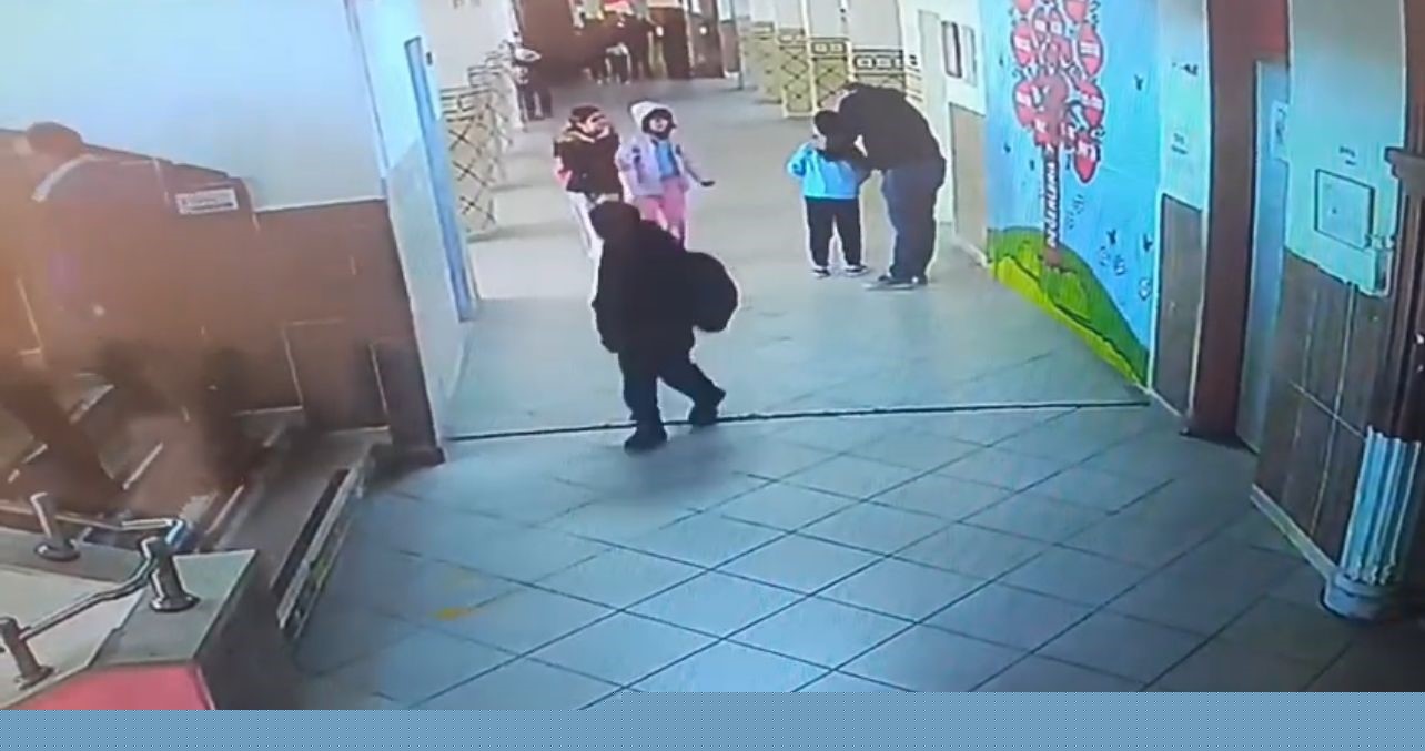 Nöbetçi öğretmen Heimlich manevrası ile öğrenciyi hayata döndürdü
