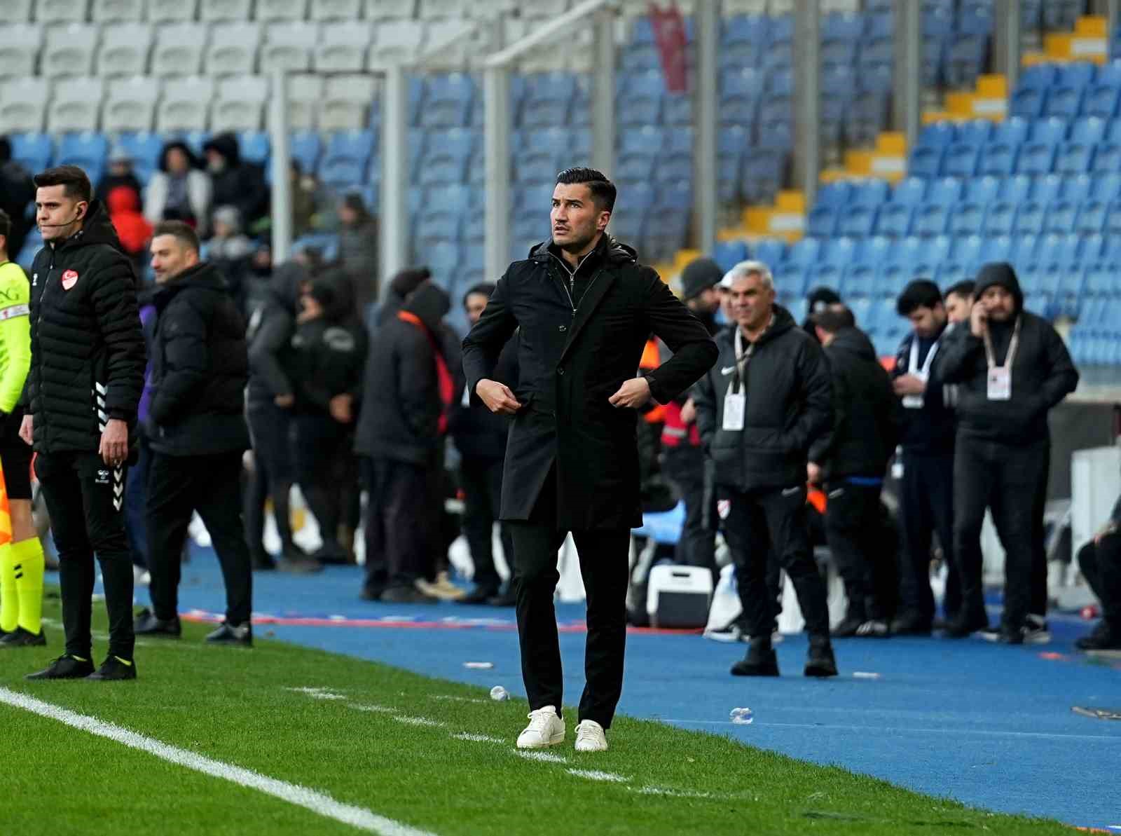 Nuri Şahin: "Galip geldiğimiz için mutluyum ama oyundan memnun değilim"
Nuri Şahin: "Galip geldiğimiz için mutluyum ama oyundan memnun değilim"