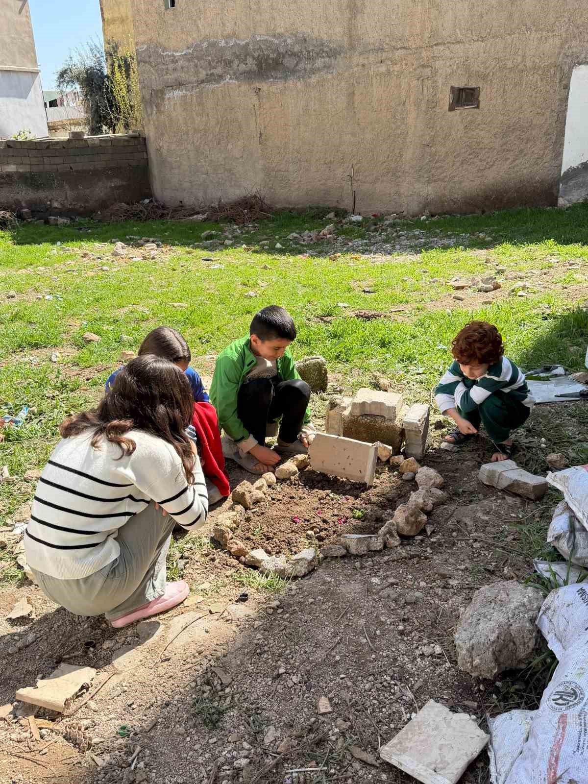 Nusaybin’de çocuklardan telef olan kediye anlamlı veda
