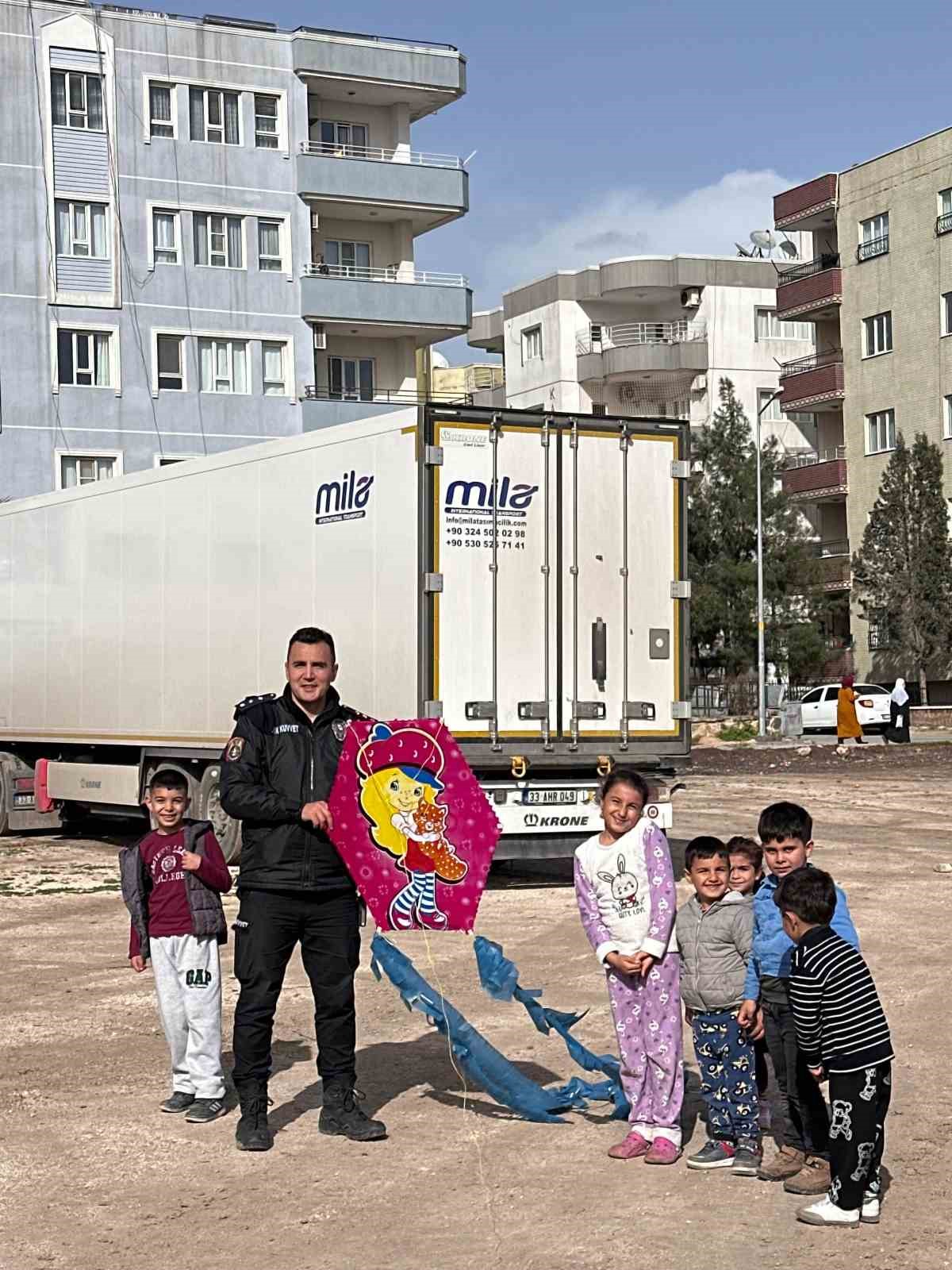 Nusaybin’de çocukların uçurtma sevincine polis ağabeyleri de ortak oldu
