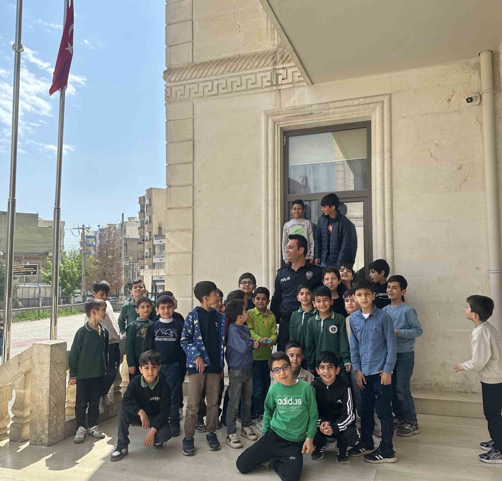 Nusaybin’de polis ile öğrenciler arasında yürek ısıtan görüntü
