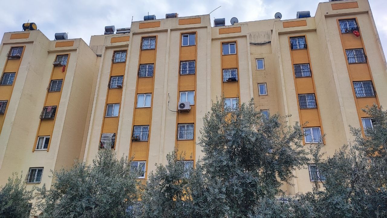 O anlar kamerada: Kasklı şüpheli damdaki kuşları çaldı
