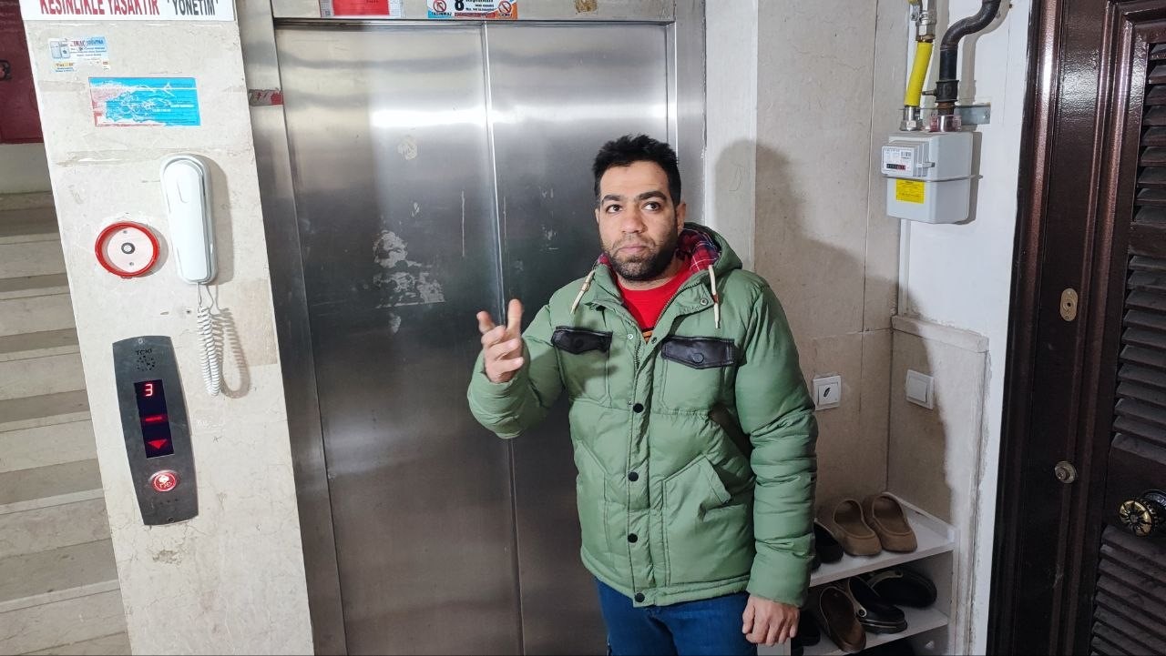 O anlar kamerada: Kasklı şüpheli damdaki kuşları çaldı
