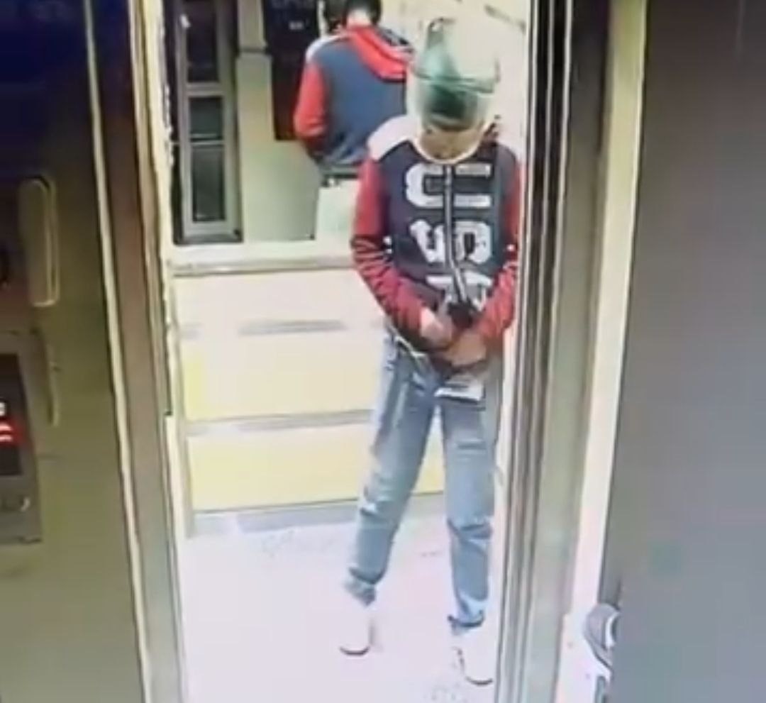 O anlar kamerada: Kasklı şüpheli damdaki kuşları çaldı
