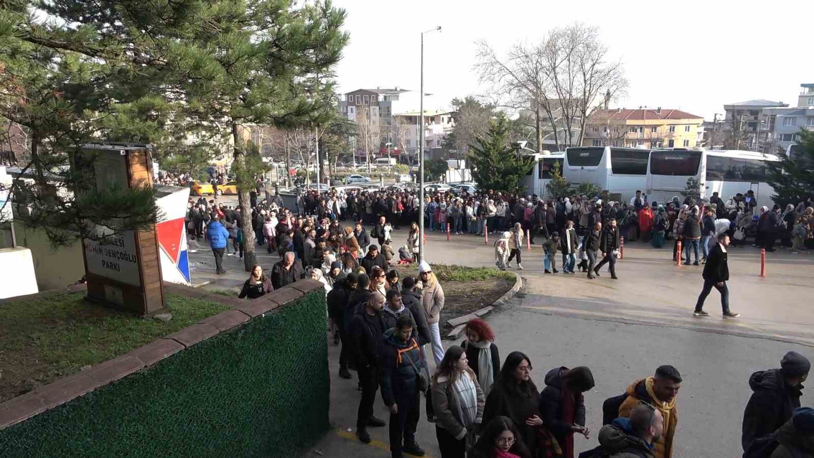 O istasyonda yine aynı manzara
