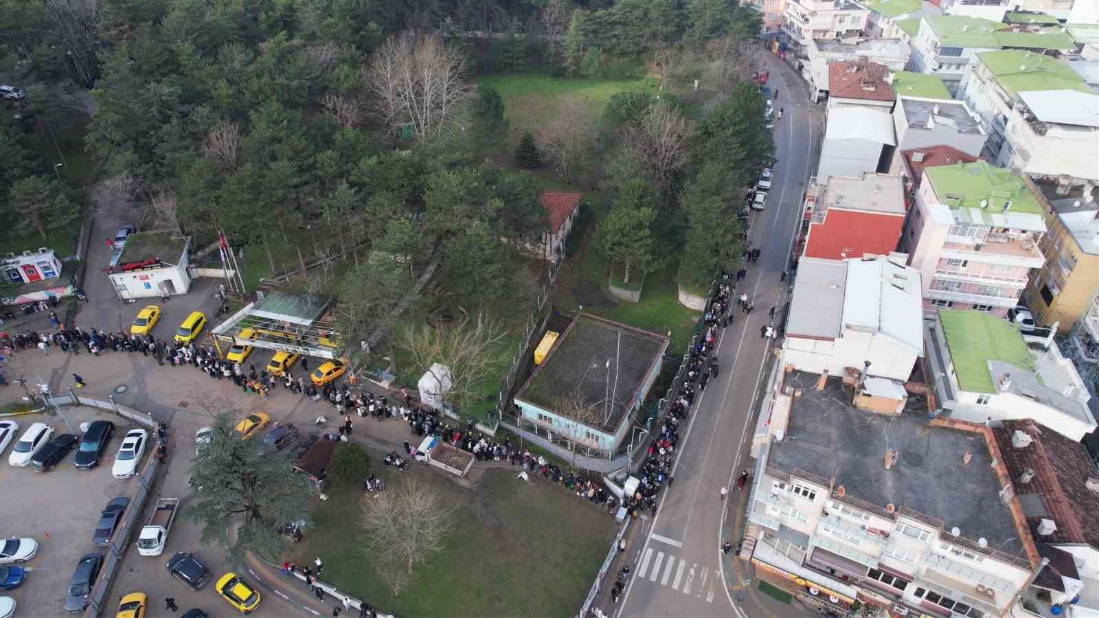O istasyonda yine aynı manzara
