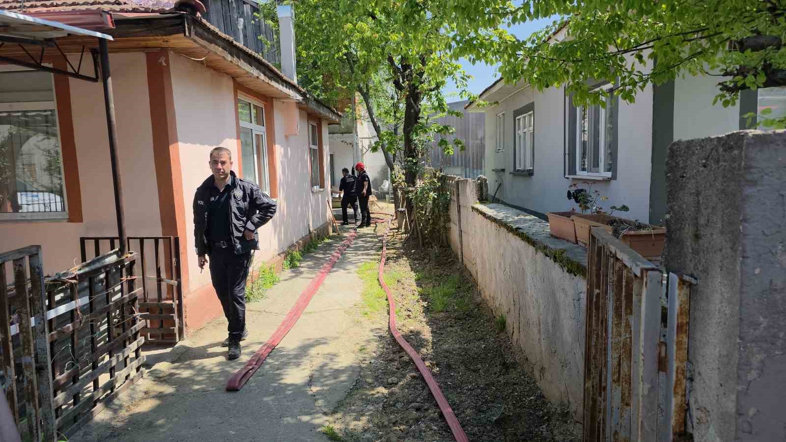 Ocakta unutulan çaydanlık yandı
